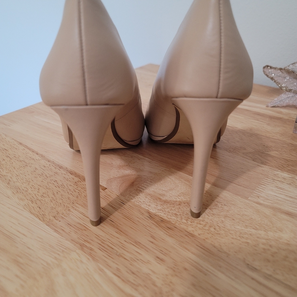 Bannana Republic Cream Stilettos size 7. With a 4 inch heel. Very crisp. - Picture 7 of 17